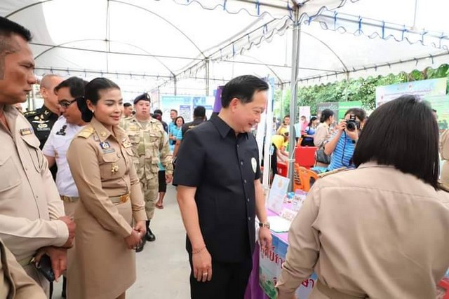 ปทุมธานี ผู้ว่าฯ ปทุมธานี นำส่วนราชการออกให้บริการจังหวัดเคลื่อนที่ บำบัดทุกข์ บำรุงสุข สร้างรอยยิ้มให้ประชาชนในพื้นที่อำเภอลาดหลุมแก้ว