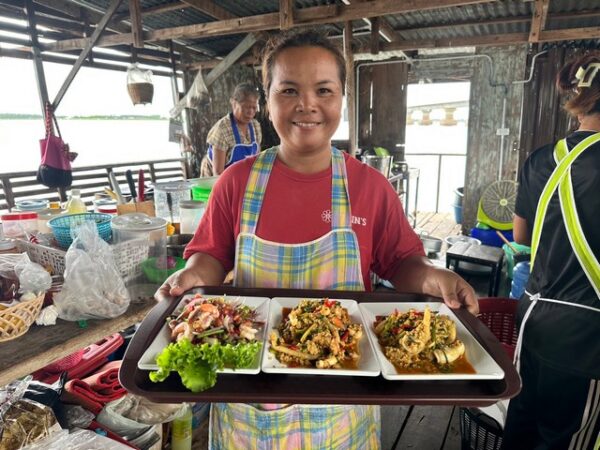 กาฬสินธุ์-ชมรมนิสิตเก่าจุฬาชวนเที่ยวธรรมชาติชมวิวกินข้าวเขื่อนลำปาว