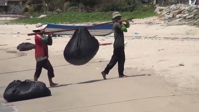 สงขลา-เรืออวนปูชาวประมงพื้นบ้านบ่ออิฐ ออกเรือจับปูได้ไม่คุ้มทุน ปูที่เคยชุกชุมหนีหายไปหมด