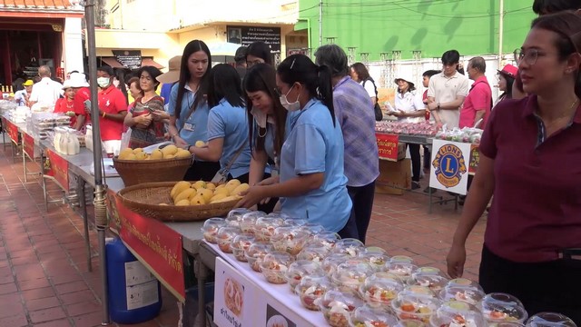 สงขลา-เปิดตลาดขายอาหารทุกชนิดราคา 9 บาท ตามสโลแกน “อิ่มท้อง อิ่มบุญ 9 ห้อง 9 บาท” นำเงินรายได้สมทบทุน โครงการพระครูหมอมอบรถเข็นผู้พิการ