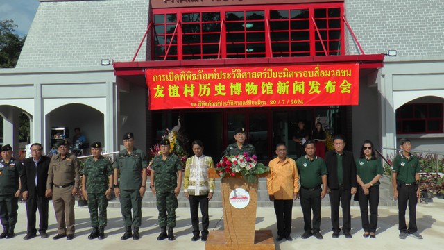 ยะลา-เบตง แม่ทัพภาค4 เปิดพิพิธภัณฑ์ประวัติศาสตร์ปิยะมิตรรอบสื่อมวลชน นักท่องเที่ยวชาวมาเลเซีย นั่งคอยรอคิวเข้าชมเพียบ