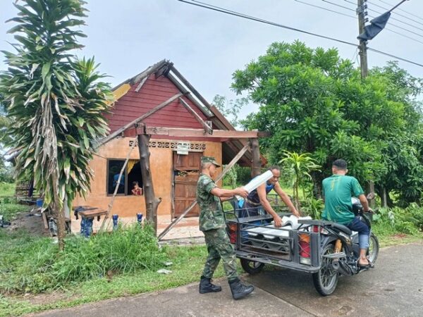 สตูล ทัพเรือภาคที่ 3 โดยหน่วยปฏิบัติการต่อสู้อากาศยานและรักษาฝั่งที่ 452 ซ่อมแซมหลังคาบ้านให้แก่ประชาชน ที่โดนพายุฝนกรรโชก บ้านหลังคาปลิว