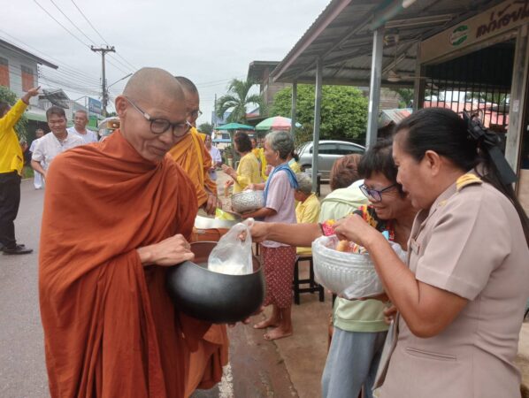 กาฬสินธุ์พระอุปสมบทเฉลิมพระเกียรติบิณฑบาตตั้งกองบุญช่วยเหลือผู้ยากไร้