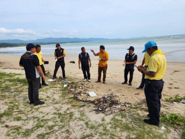 พังงา-!!พบคราบน้ำมันเตา!!ถูกคลื่นซัดเข้าหาฝั่ง คาดถูกเรือปล่อยทิ้งทะเล จนท.เร่งกำจัดเกรงว่าจะผลกระทบการจัดแข่งขันกระดานโต้คลื่นฯ