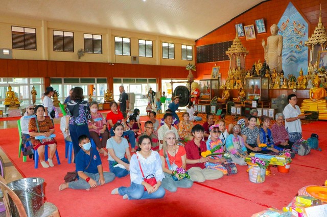 ปทุมธานี คณะญาติธรรมลำลูกกา ร่วมทำบุญและร่วมถวายเทียนพรรษา เนื่องในวันอาสาฬหบูชา