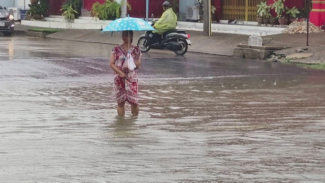 พังงา-สายฝนกระหน่ำ ทำน้ำจากเขาวง หลากท่วมถนน-ตลาดสดบางเนียง