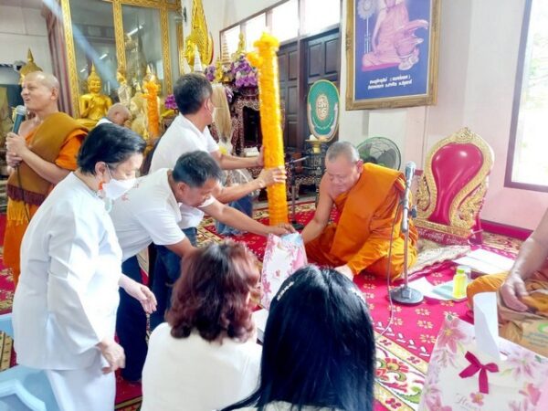 ปทุมธานี “พระครูสังฆรักษ์ บุญมี ยติโก” พร้อมคณะศิษย์ยานุศิษย์ น้อมนำจํานําเทียนพรรษา แด่วัดบางเตยกลาง สามโคก ปทุมธานี