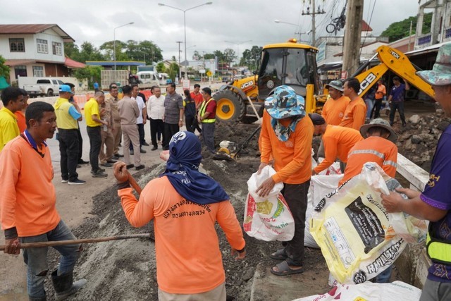 ร้อยเอ็ด…ผู้ว่าฯ ร้อยเอ็ด ห่วงใยประชาชน นำทีมลุยตรวจสอบกรณีคอสะพานข้ามแม่น้ำชีบ้านธวัชดินแดงชำรุด พร้อมสั่งการหน่วยงานเร่งแก้ไขโดยด่วน