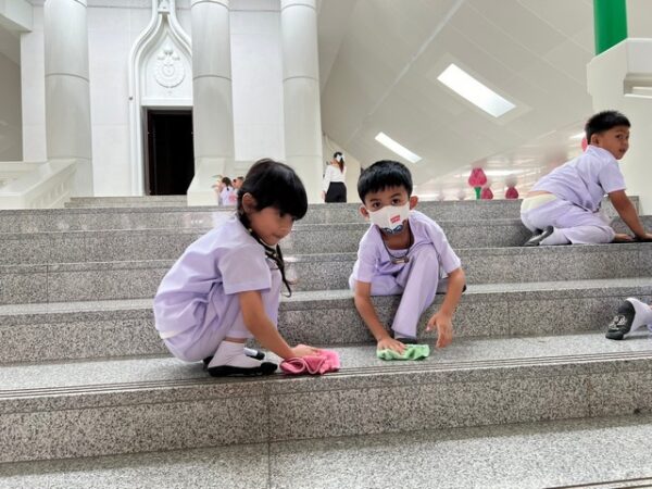 ปทุมธานีเด็กอนุบาลร่วมกับชาว อ.คลองหลวงถวายเทียนพรรษา และร่วมทำความสะอาดอุโบสถพระไตรปิฎก