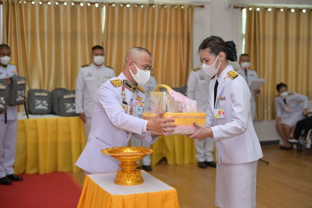 ร้อยเอ็ด…พระบาทสมเด็จพระเจ้าอยู่หัว ทรงพระกรุณาโปรดเกล้าฯ ให้ พันเอก เปรมินทร์ ธิวันนา มอบสิ่งของพระราชทานแก่โรงเรียนในพื้นที่จังหวัดร้อยเอ็ด