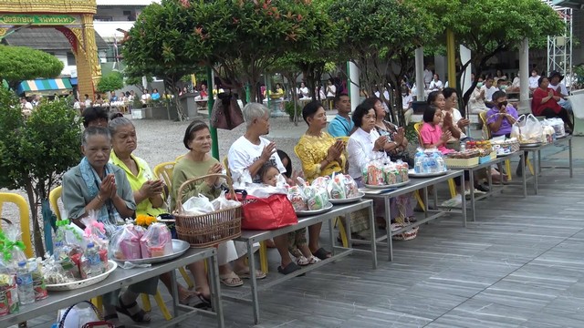 พุทธศาสนิกชนในจังหวัดสงขลา ทำบุญตักบาตรเนื่องในวันอาสาฬหบูชา ถวายเป็นพุทธบูชาและถวายเป็นพระราชกุศลแด่พระบาทสมเด็จพระเจ้าอยู่หัว เนื่องในโอกาสวันเฉลิมพระชนมพรรษา 72 พรรษา 28 กรกฎาคม 2567