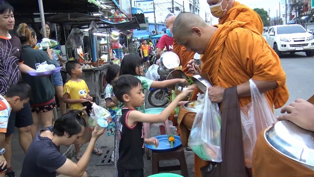 ชาวสงขลา ออกมาทำบุญตักบาตรพระสงฆ์เนื่องในวันเข้าพรรษา เพื่อความเป็นสิริมงคลแก่ตนเองและครอบครัว มีความตั้งใจที่จะทำบุญตักบาตรตลอดพรรษา เข้าวัดปฏิบัติธรรม ฟังพระธรรมเทศนา