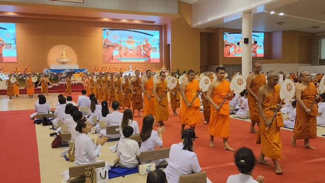 ปทุมธานี พุทธศาสนิกชนร่วมมุทิตาสักการะพระภิกษุผู้สอบได้ ป.ธ.9 จากทั่วประเทศ และถวายสังฆทานคณะสงฆ์ 2,000 วัด