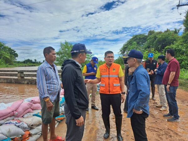 สุโขทัย-ผู้ว่าราชการจังหวัดสุโขทัยและคณะลงพื้นที่เยี่ยมให้กำลังใจเจ้าหน้าที่ผู้ปฏิบัติงานป้องกันอุทกภัย