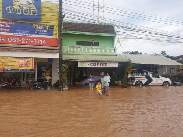 เพชรบูรณ์ ฝนกระหน่ำทั้งคืนส่งผลน้ำป่าทะลักเข้าท่วมใจกลางอำเภอวังโป่ง สั่งปิดโรงเรียน 3 วัน