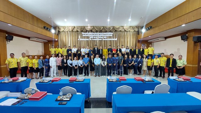 ปราจีนบุรี-เทคนิคปราจีนบุรีมอบโล่เชิดชูเกียรติสถานประกอบการร่วมจัดการอาชีวศึกษาระบบทวิภาคี