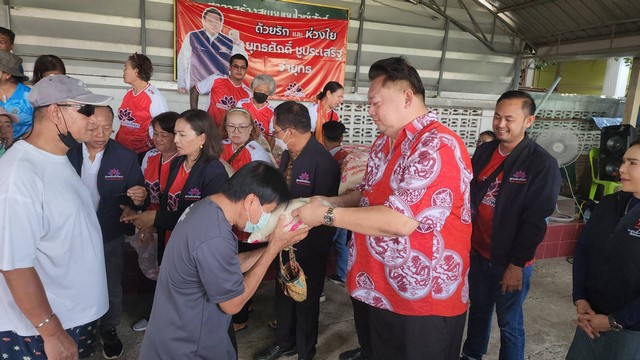 ปทุมธานีจ่ายุทธมอบข้าวสาร 1,500 ครัวเรือน อาสาพัฒนาคลองหลวงเพื่อรอยยิ้มของประชาชน