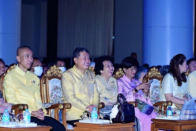 ปลัดสุทธิพงษ์ จุลเจริญ ปลัดกระทรวงมหาดไทยจับมือ ดร.วันดี จุลเจริญ ร่วมชมการแสดงโขนพระราชทาน รอบที่ 2 จังหวัดตราด เรื่อง รามเกียรติ์ ชุด ‘หนุมานชาญกำแหง’