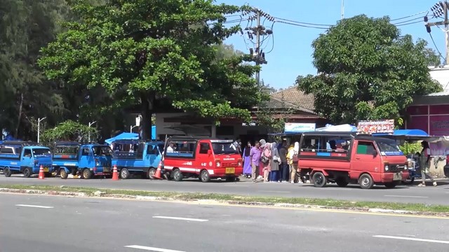 สงขลา-นักท่องเที่ยวชาวมาเลเซียหันมาใช้บริการรถตุ๊กตุ๊กท่องเที่ยวชมเมืองสงขลาแทนรถรางท่องเที่ยว