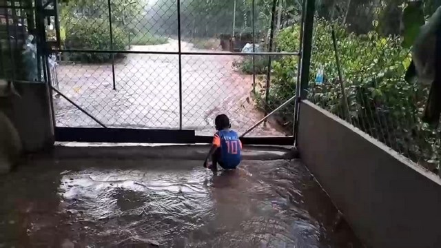 สงขลา-ฝนถล่มสะเดา น้ำไหลเข้าบ้านชาวสวน โชคดีน้ำมาเร็ว แห้งเร็ว