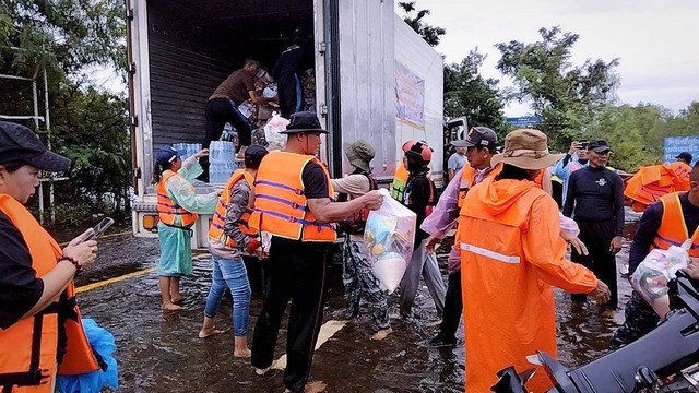 ปทุมธานี ชมรมทหารพรานค่ายปักธงชัยปทุมธานี ร่วมกับวัดดอนใหญ่ นำสิ่งของไปมอบให้กับผู้ประสบภัยน้ำท่วม