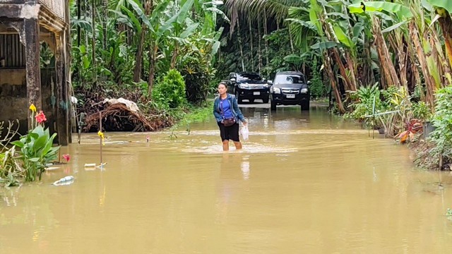 พังงา-นอภ.ตะกั่วป่าลงพื้นที่ตรวจสอบสภาพแม่น้ำตะกั่วป่าจากฝนที่ตกติดต่อกันหลายวันทำให้น้ำเอ่อล้นเข้าท่วมบ้านเรือนประชาชนในพื้นที่ลุ่มต่ำจำนวน6หลังคาเรือน