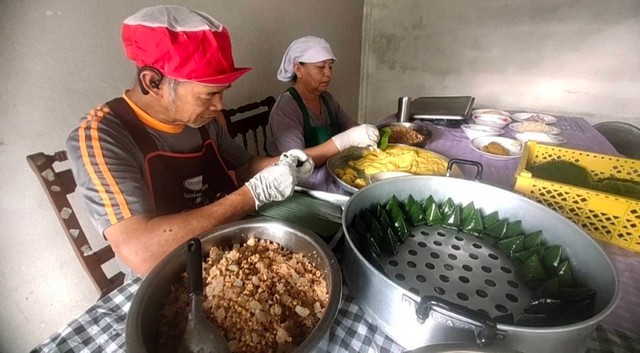 พังงา-“ร้านป้าเป้าขนมยาย”เร่งผลิตขนมเทศกาลสารทเดือนสิบส่งลูกค้าช่วงทำบุญแก่บรรพบุรุษผู้ล่วงลับวันส่งตา-ยายมีออเดอร์สั่งขนมเทียนสูงถึงวันละ 6000 ลูก