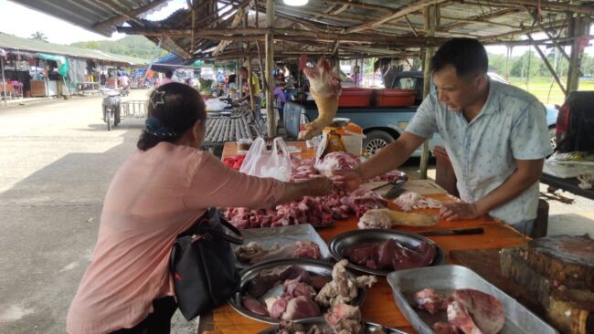 พังงา-!!เงินหมื่นเฟสแรก!!แม่ค้าในตลาดสดโอดผู้รับเงินหมื่นในพื้นที่ออกมาใช้สอยไม่เยอะเท่าทีควร