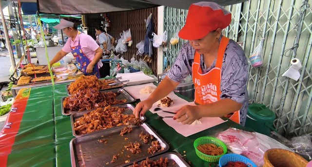 นครนายก – ร้านข้าวเหนียวหมูชาววัง สุดยอดความอร่อยขายดีขายหมดทุกวัน