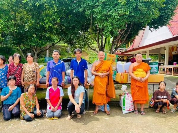 ลำปาง-คุณพระมาโปรด คณะสงฆ์จ.ลำปาง และคณะสงฆ์อ.วังเหนือนำสิ่งของที่ได้รับบริจาคช่วยเหลือชาวบ้านและพระสงฆ์ที่ประสบอุทกภัย