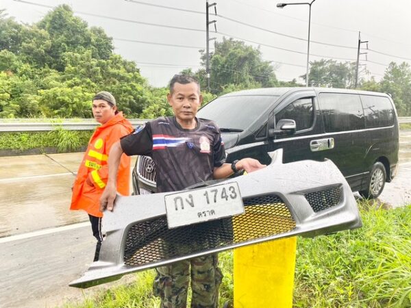 ตราด-หนุ่มขับเก๋งฝ่าสายฝน เสียหลักพลิกคว่ำรอดตายปาฏิหาริย์ เชื่อบารมีพระยอดธง วัดวังสรรพรส