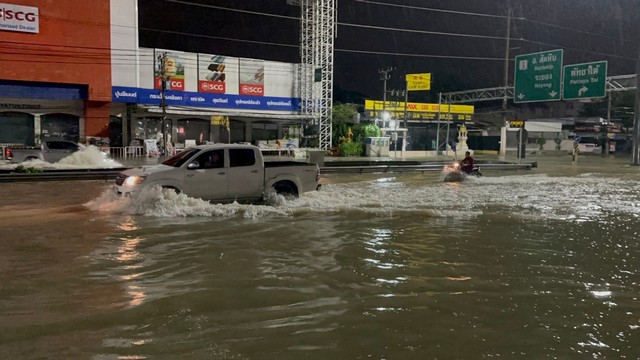 ชลบุรี-พัทยา ฝนถล่มนานกว่า 3 ชม. หลายพื้นที่จมบาดาล รถจมน้ำเสียหายนับ 10 คัน