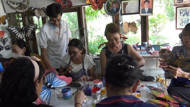 สงขลา-กลุ่มสตรีผู้สูงอายุจากศูนย์บริบาลผู้สูงอายุของ อบจ.สงขลา เรียนรู้การทำผีเสื้อและบอนสี