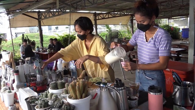 สงขลา-ร้านขายน้ำชากาแฟสด อาหารเช้า ริมชายหาด ชลาทัศน์ ช่วงวันหยุดสุดสัปดาห์คึกคัก