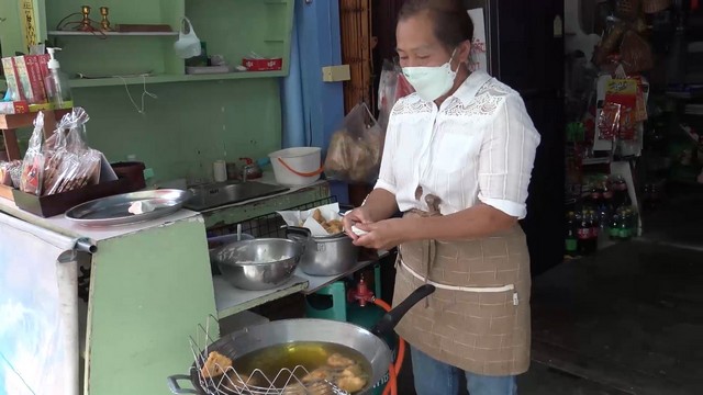 สงขลา-ขนมค้างคาวของว่างไทยโบราณ ที่ยังเหลืออยู่ในพื้นที่เมืองสงขลาให้ชาวสงขลาได้กิน ที่มีเหลืออยู่เพียง 2 เจ้าเท่านั้น ซึ่งเป็นของว่างไทยโบราณที่หากินยาก