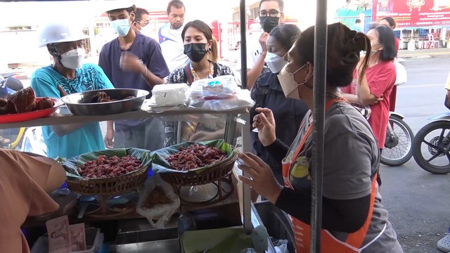 สงขลา-ข้าวเหนียวหมูห่อใบตอง เจ้าอร่อย หน้าไปรษณีย์สงขลา ที่มีหมูทอดสมุนไพร 4 รสชาติ ห่อละ 20 บาท ส่วนหมูทอดขีดละ 45 บาท