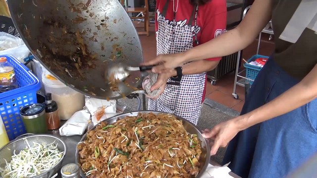 สงขลา-ก๋วยเตี๋ยวถังแตกร้านเจ๊หมวย ร้านดังเมืองสงขลา ย่านถนนนางงามเมืองเก่าสงขลา ขายเฉพาะวันเสาร์และวันอาทิตย์ 2 วันเท่านั้น ขายดิบขายดี ห่อละ 25 บาท ลูกค้าเพียบ