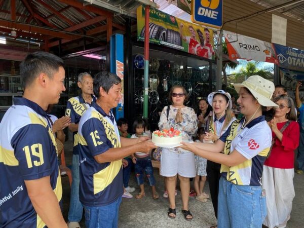 ชลบุรี-ครอบครัวแหวนประดับ แจกข้าวสาร-เงินสด ทำความดี อุทิศให้คุณแม่จิตร ครั้งที่ 2