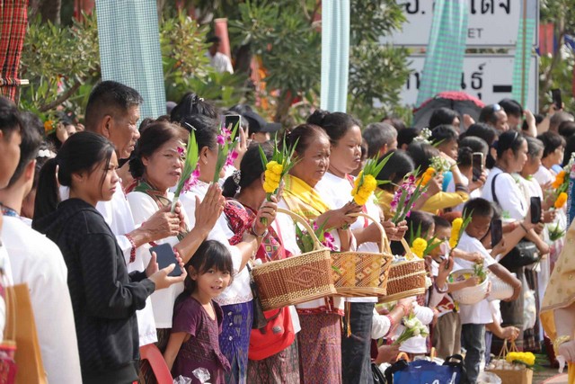 กาฬสินธุ์-ยิ่งใหญ่ประเพณีตักบาตรเทโวโรหณะเขาภูสิงห์