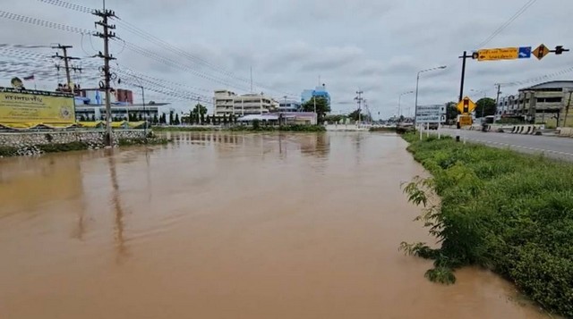 สุโขทัย-ชลประทาน เฝ้าระวังระดับน้ำด้านข้างโรงพยาบาลสุโขทัย