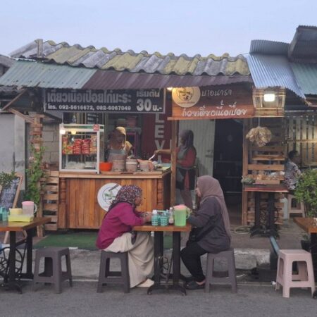 นราธิวาส เปิดร้านเด็ดท้าให้ลอง “ ก๋วยเตี๋ยวบางนาราไก่มะระเนื้อเปื่อย” สูตรเข้มข้นไม่อร่อยยินดีคืนเงิน