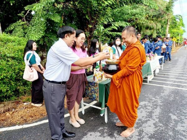 ปทุมธานี ชาวสามโคกทำบุญตักบาตรเนื่องใน “วันสารทไทย-สารทมอญ” วันแรกคึกคัก