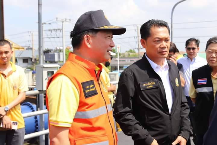 ปทุมธานี ฝนตกในพื้นที่ต่อเนื่อง ผู้ว่าฯ ปทุมธานี กำชับเฝ้าระวังจุดเสี่ยงน้ำท่วมขัง พร้อมติดตั้งเครื่องสูบน้ำ – เร่งกำจัดวัชพืชที่กีดขวางทางน้ำ