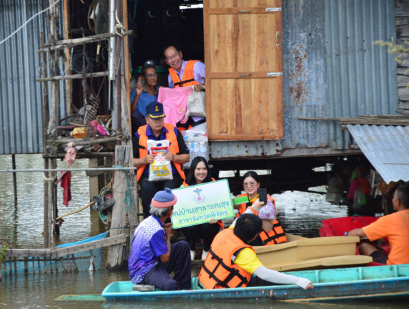 พิจิตร-สสจ.พิจิตรจับมือนอภ.โพธิ์ประทับช้างลงพื้นที่มอบสิ่งของช่วยผู้พิการทางสายตาและผู้ป่วยติดเตียงบ้านถูกน้ำท่วม 