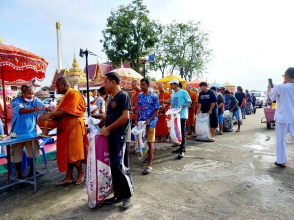 ปทุมธานี “คลื่นคนบุญตักบาตรพระร้อย” วัดตระพัง สามโคก ประจำปี 2567 กันอย่างคึกคัก