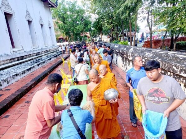 ปทุมธานี-วัดสิงห์สามโคก จัด ประเพณีทำบุญตักบาตรพระร้อย รอบอุโบสถเก่าแก่ ๓๕๗ ปี สมัยอยุธยา ประจำปี ๒๕๖๗