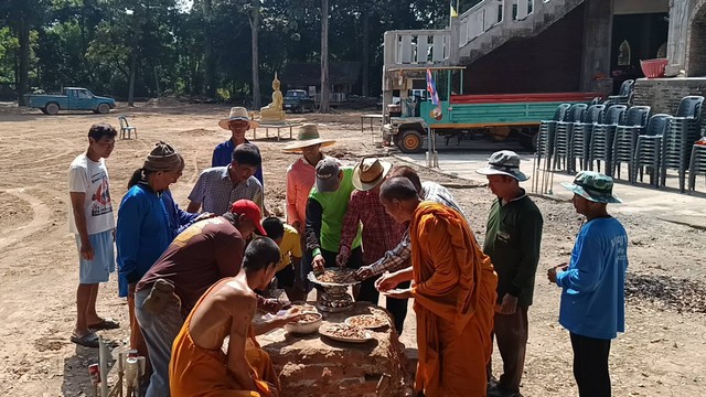 อุตรดิตถ์-ฮือฮากรุแตก! พบวัตถุมงคลพระเครื่องจำนวนมากถูกฝังใต้พระพุทธรูปเก่าแก่ในป่าช้าเก่า วัดขวางชัยภูมิ อำเภอพิชัย คาดอายุกว่า 270 ปี