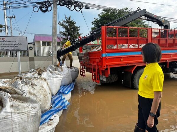 สุโขทัย-รองผู้ว่าราชการจังหวัดสุโขทัย สั่งการให้หน่วยงานที่เกี่ยวข้องเร่งระบายน้ำบริเวณหน้าโรงพยาบาลสุโขทัย และอำนวยความสะดวกผู้ที่จะเดินทางมายังโรงพยาบาลจังหวัดสุโขทัยและเปิดจุดให้บริการคนไข้นอกโรงพยาบาล