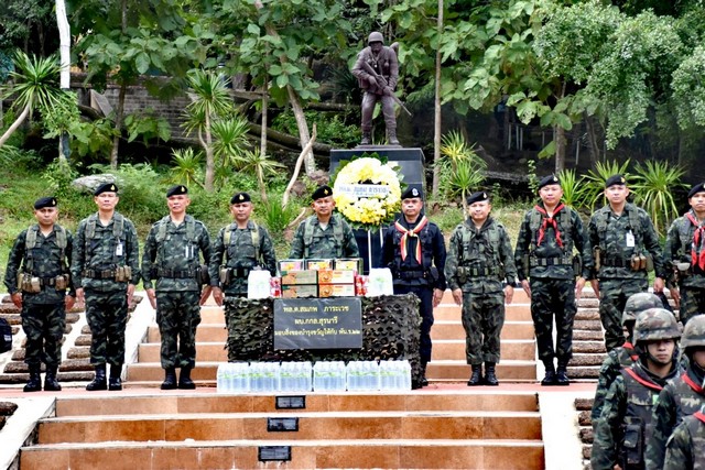 (สุรินทร์)ผู้บัญชาการกองกำลังสุรนารี ลงพื้นที่ตรวจเยี่ยมหน่วยขึ้นตรง และมอบสิ่งของบำรุงขวัญให้กับกำลังพล ที่ปฏิบัติงานในพื้นที่ตามแนวชายแดน