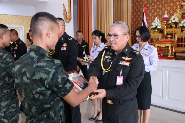 พิษณุโลก แม่ทัพภาคที่ 3 เป็นประธานในพิธีส่งทหารซึ่งรับราชการครบกำหนดและจะปลดจากกองประจำการ